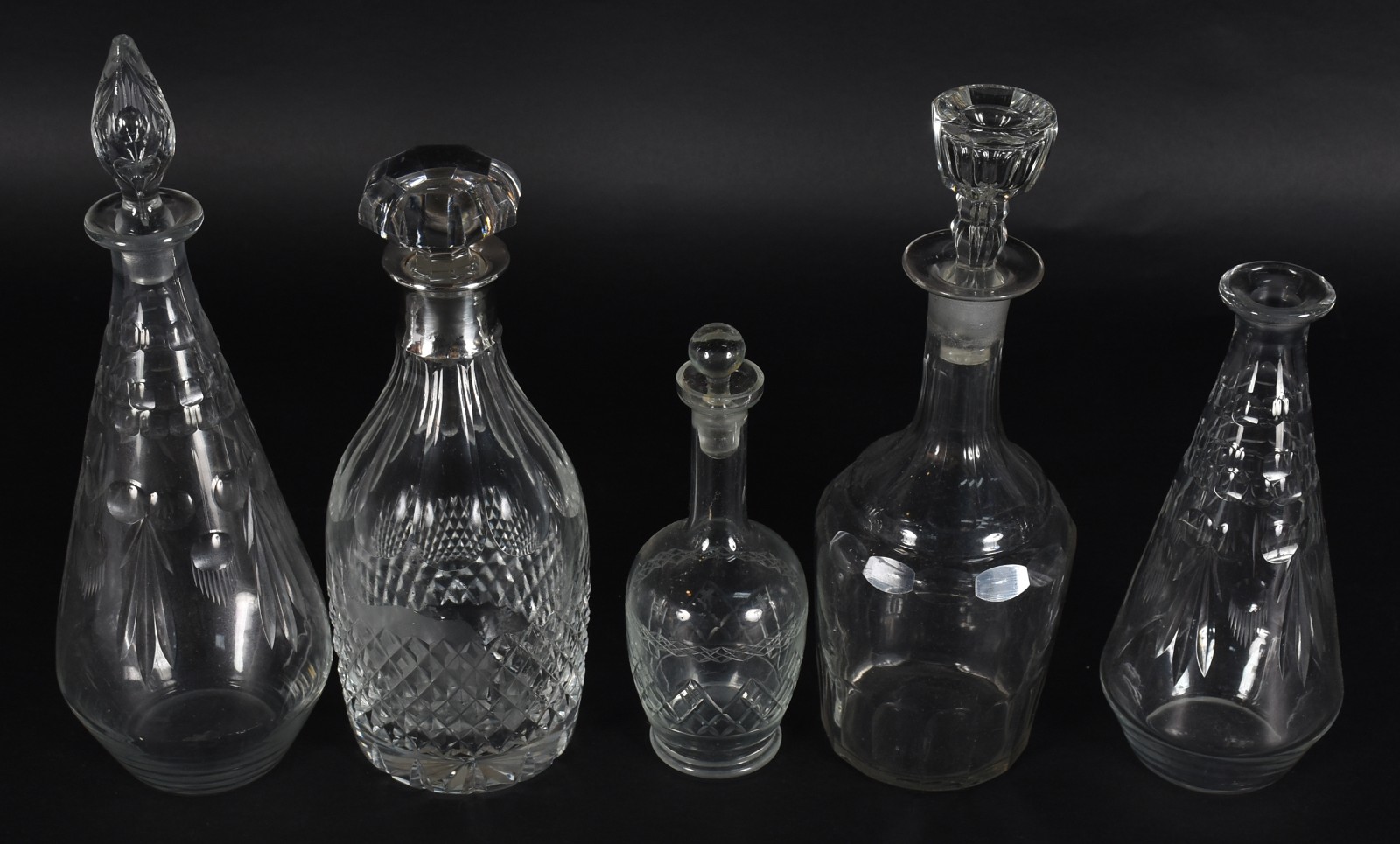 Cinco garrafas diversas de vidro e cristal em diferentes formatos... - foto 2 de 4