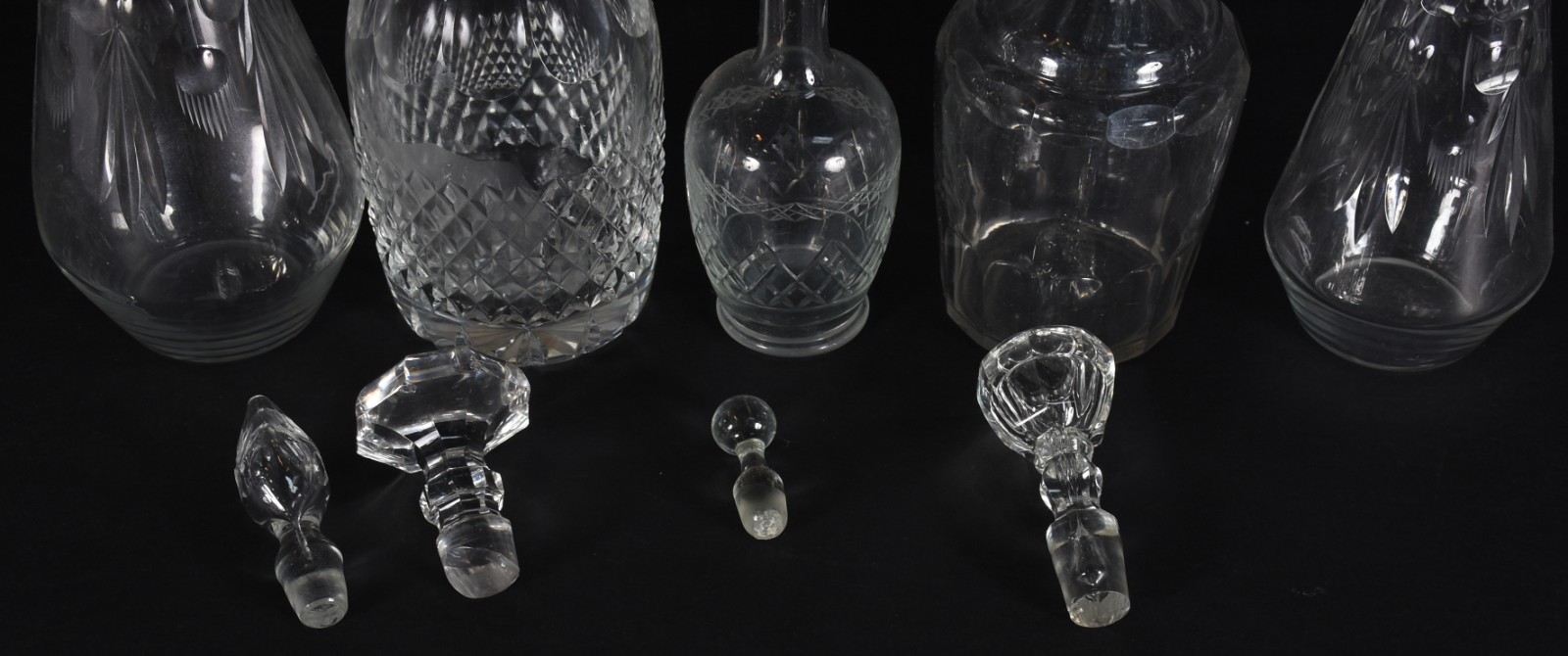 Cinco garrafas diversas de vidro e cristal em diferentes formatos... - foto 3 de 4