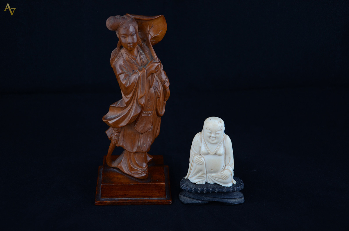 Duas peças orientais, sendo: Estatueta em madeira representando... - foto 1 de 2