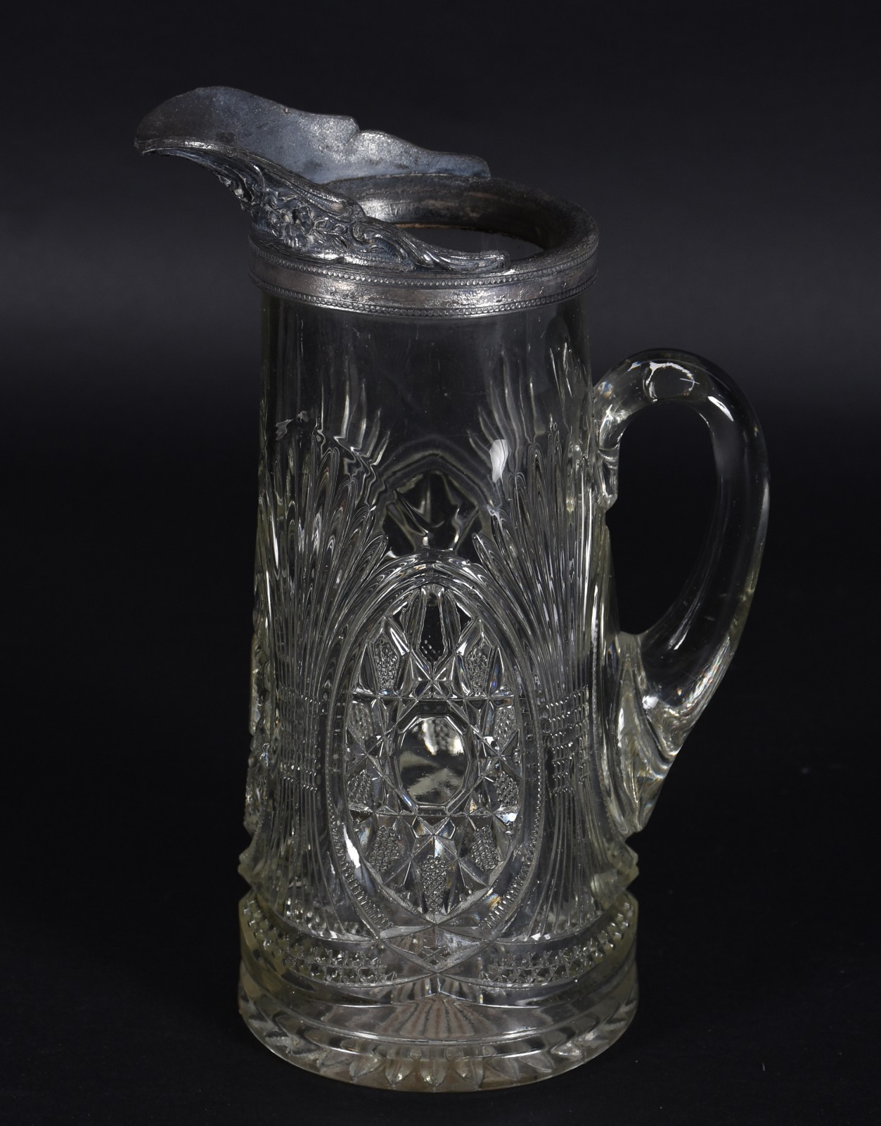 Jarra de cristal lapidado com bocal de pewter (desgastes). - foto 1 de 4