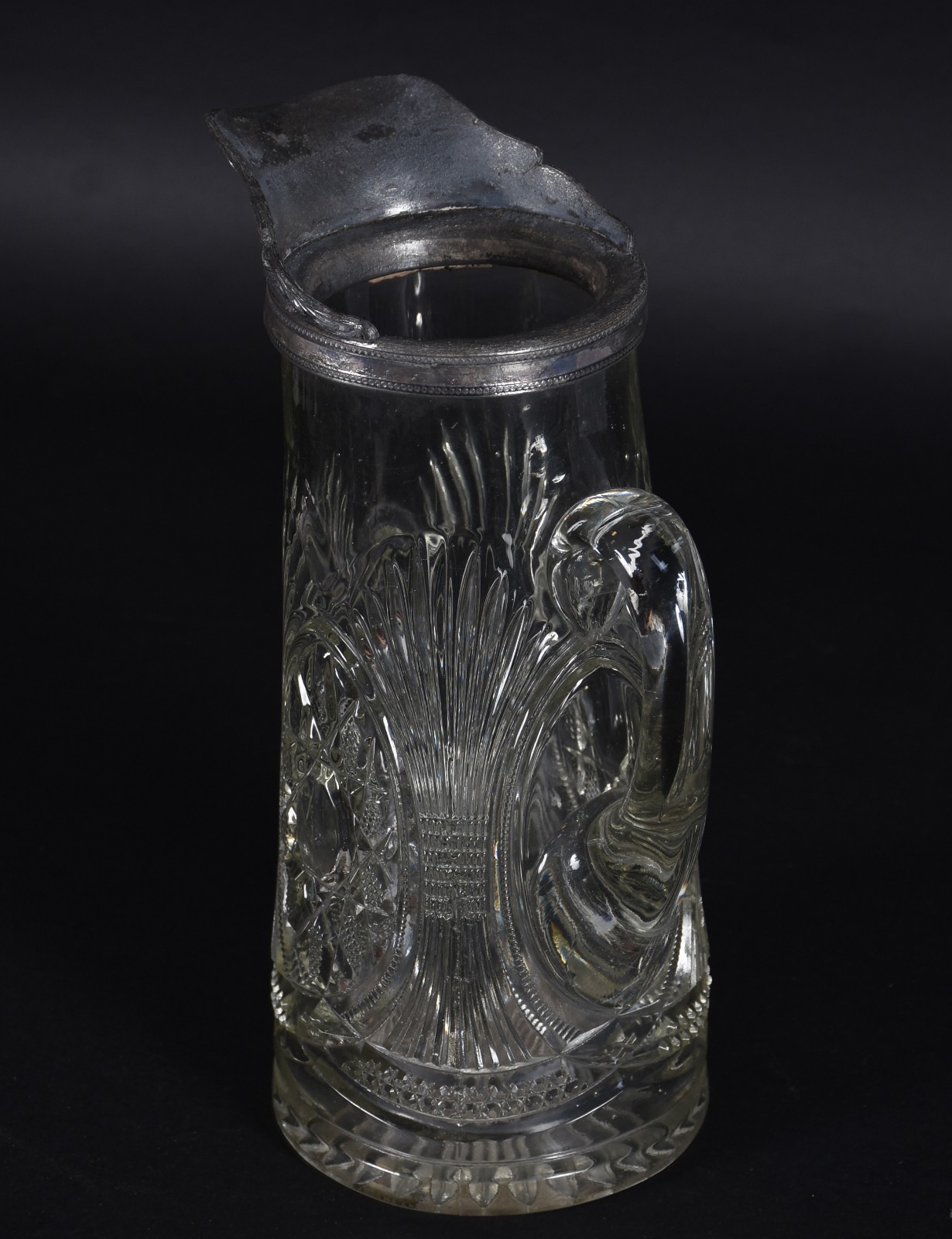 Jarra de cristal lapidado com bocal de pewter (desgastes). - foto 2 de 4