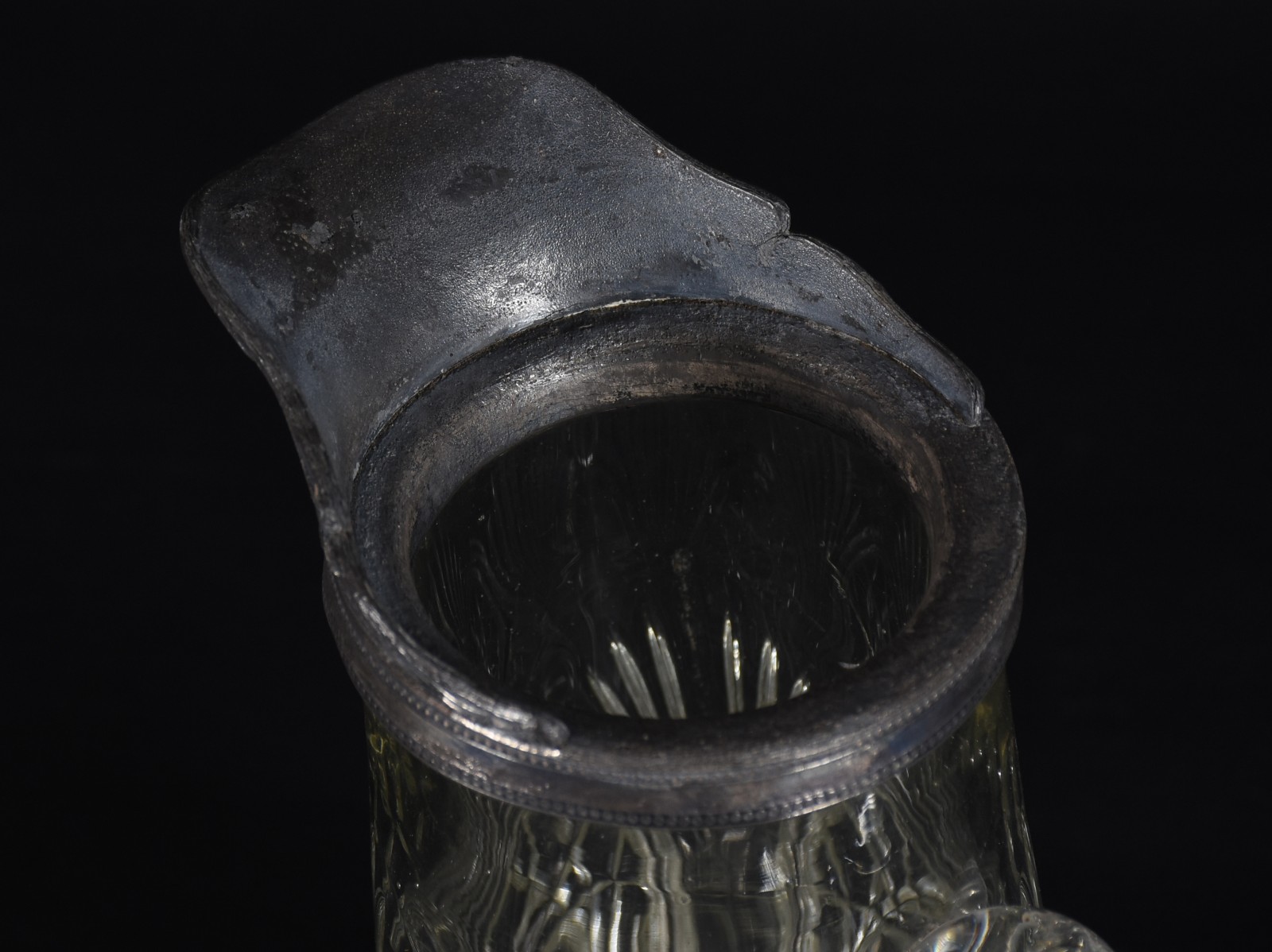 Jarra de cristal lapidado com bocal de pewter (desgastes). - foto 3 de 4