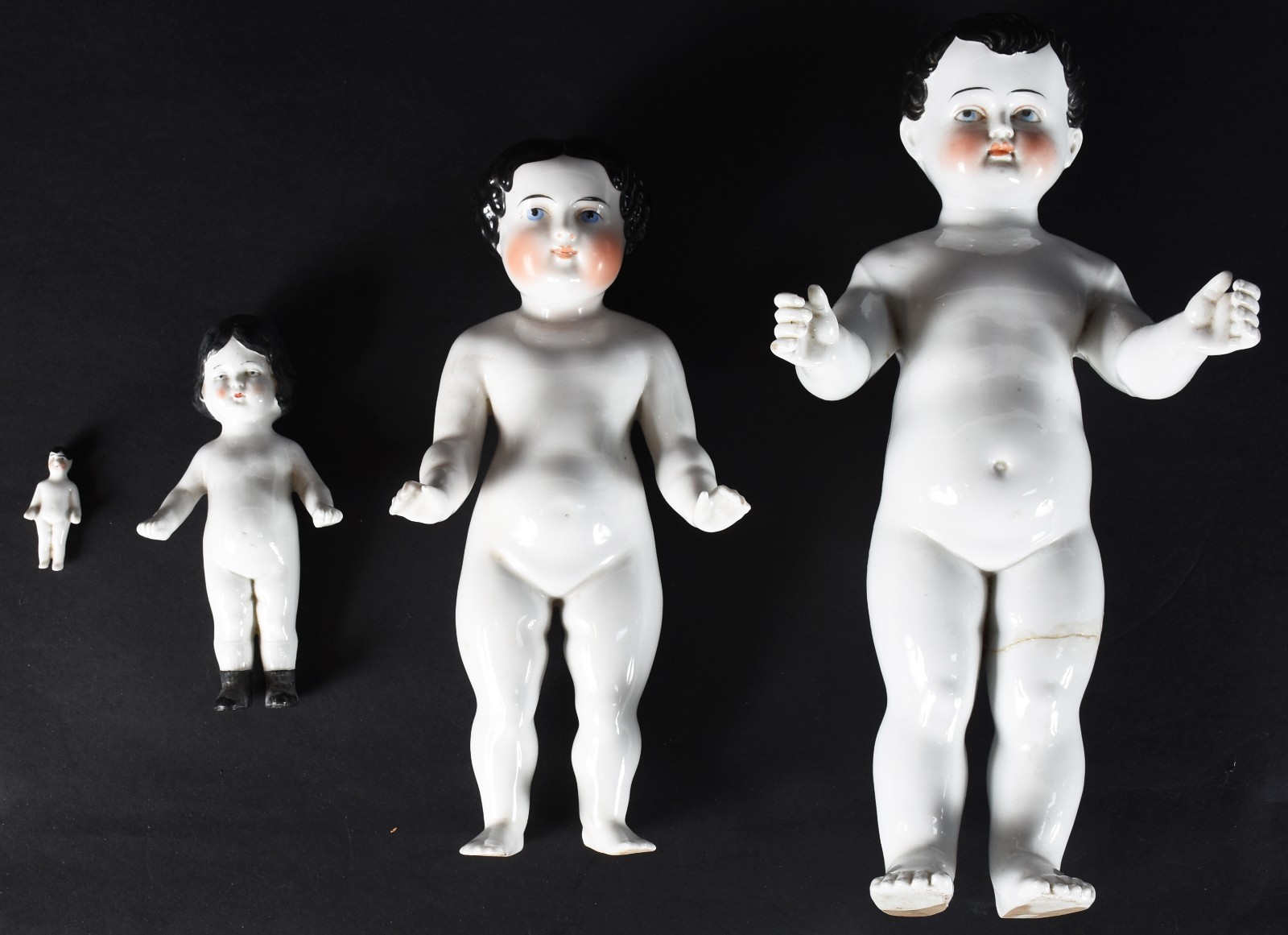 Quatro bonecas de porcelana policromada representando "Família"... - foto 1 de 9