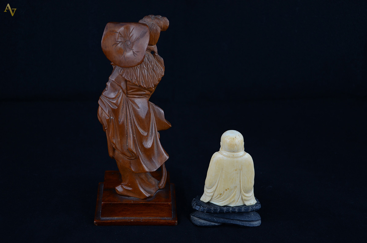 Duas peças orientais, sendo: Estatueta em madeira representando... - foto 2 de 2