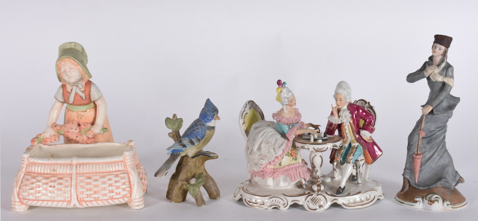 Quatro estatuetas, sendo uma de porcelana Tcheca Royal Dux... - foto 1 de 8