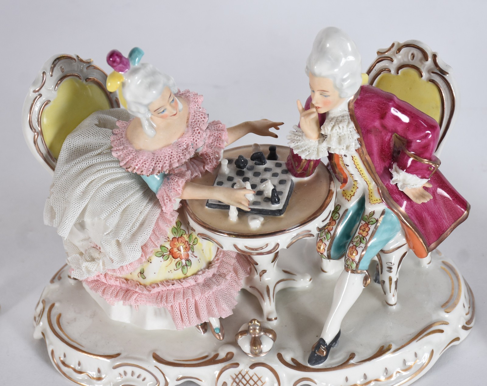 Quatro estatuetas, sendo uma de porcelana Tcheca Royal Dux... - foto 2 de 8