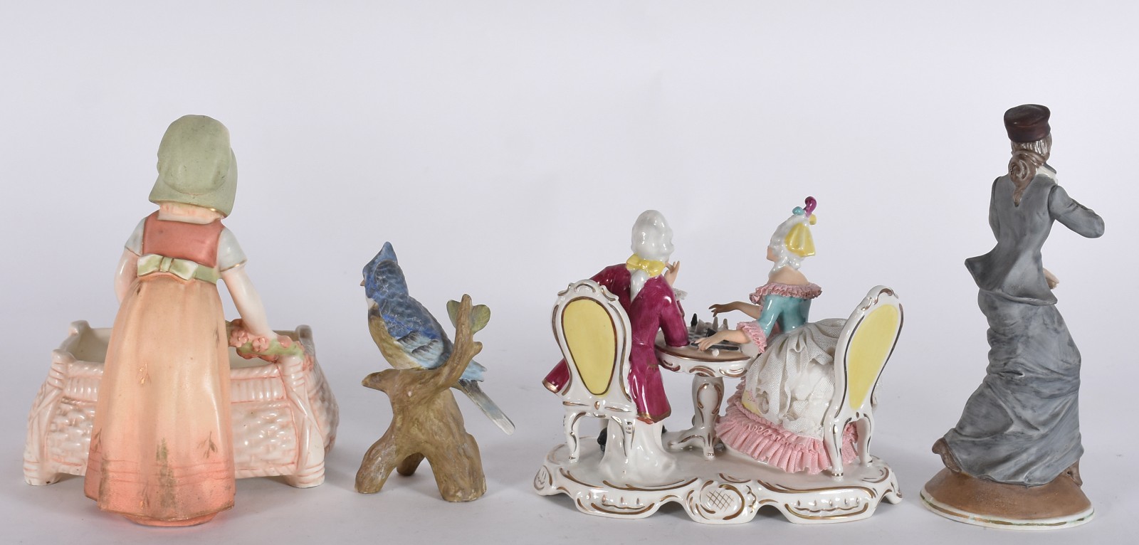 Quatro estatuetas, sendo uma de porcelana Tcheca Royal Dux... - foto 3 de 8