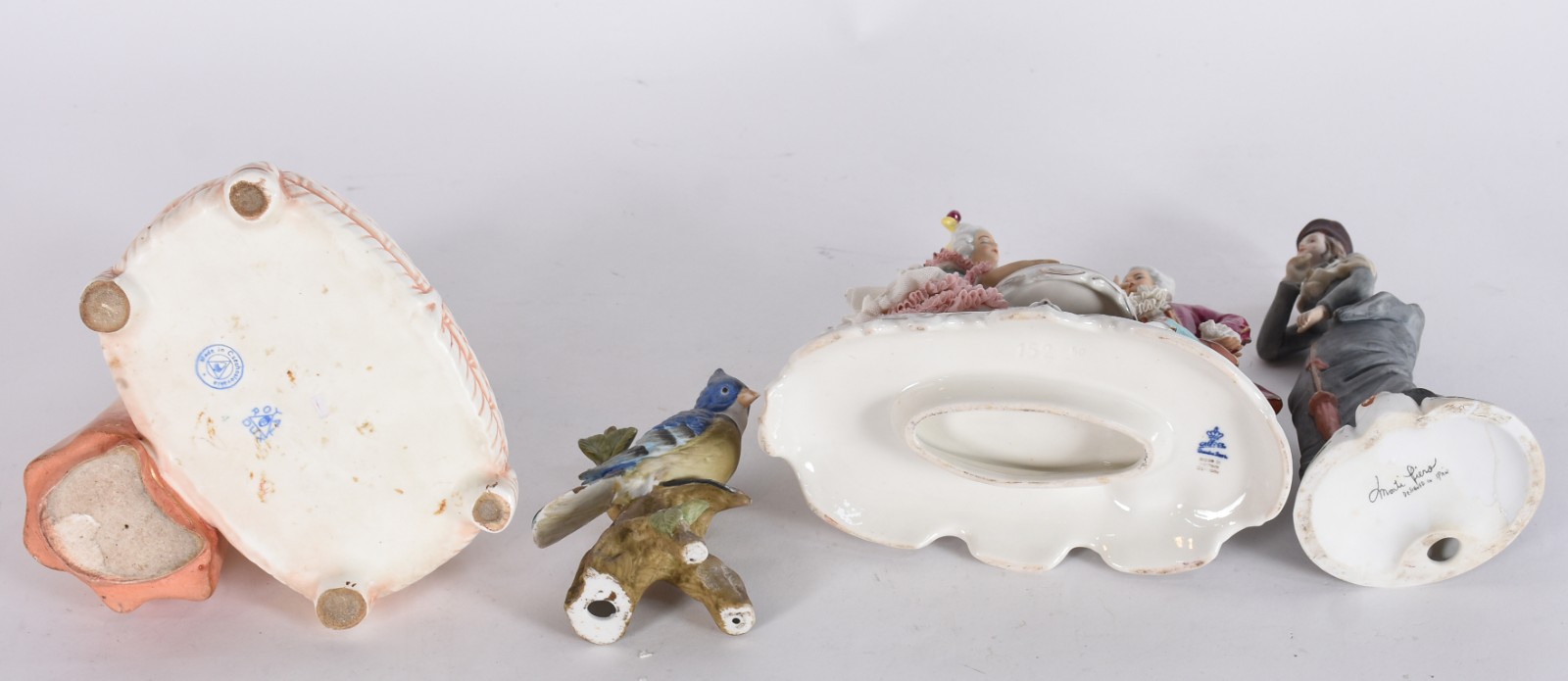 Quatro estatuetas, sendo uma de porcelana Tcheca Royal Dux... - foto 4 de 8