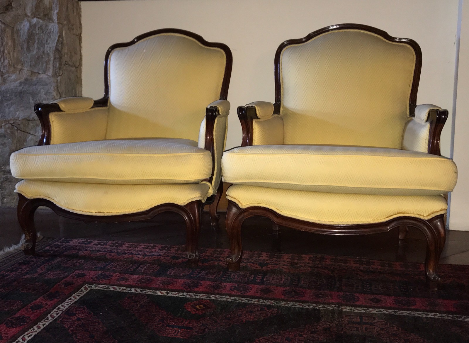 Par de poltronas de madeira nobre estilo Luis XV, estofamento forrado... - foto 2 de 7