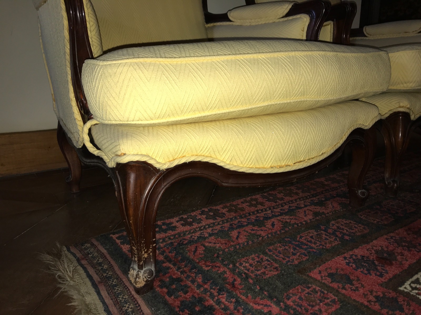 Par de poltronas de madeira nobre estilo Luis XV, estofamento forrado... - foto 7 de 7