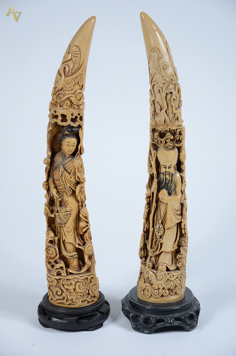 Par de esculturas em resina representando Dentes. Altura total: 51 cm