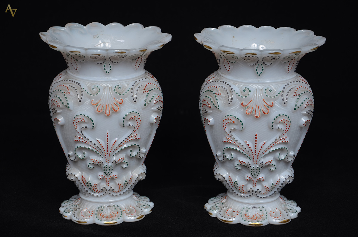 Par de vasos de opalina francesa com guirlandas em relevo realçados...