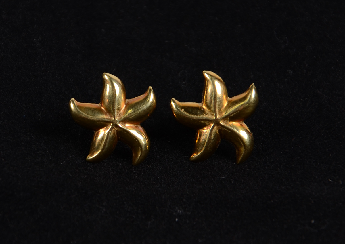 Par de brincos em ouro 18 k, modelo estrela do mar. Peso: 2,5 g