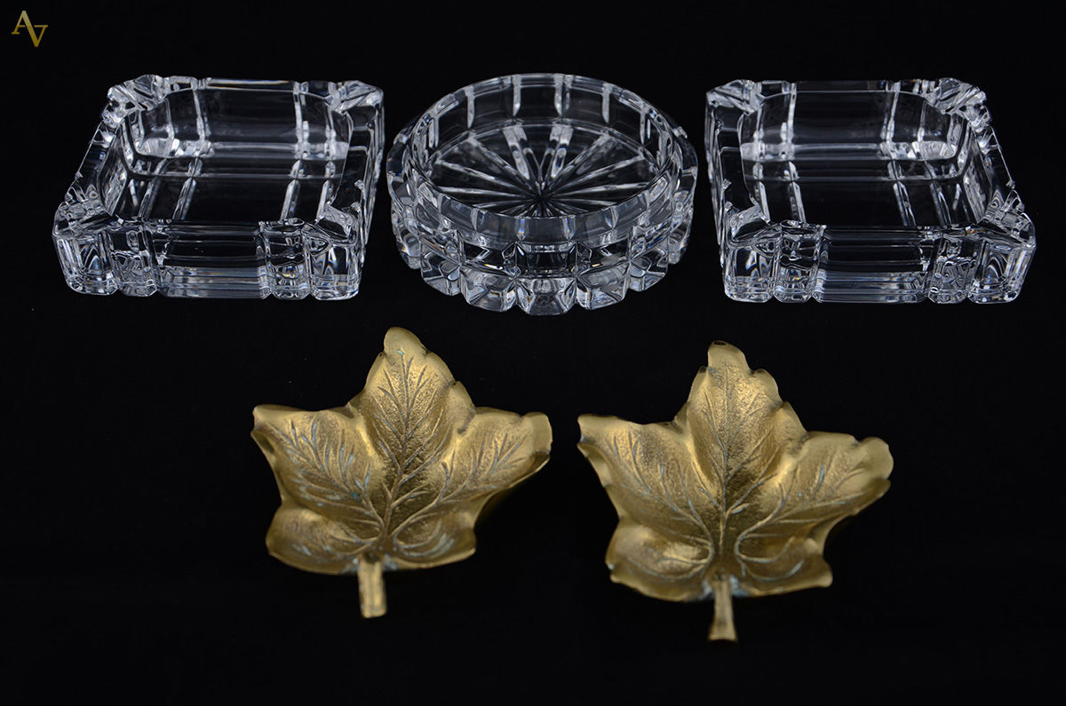 Conjunto com três cinzeiros de cristal e dois de bronze