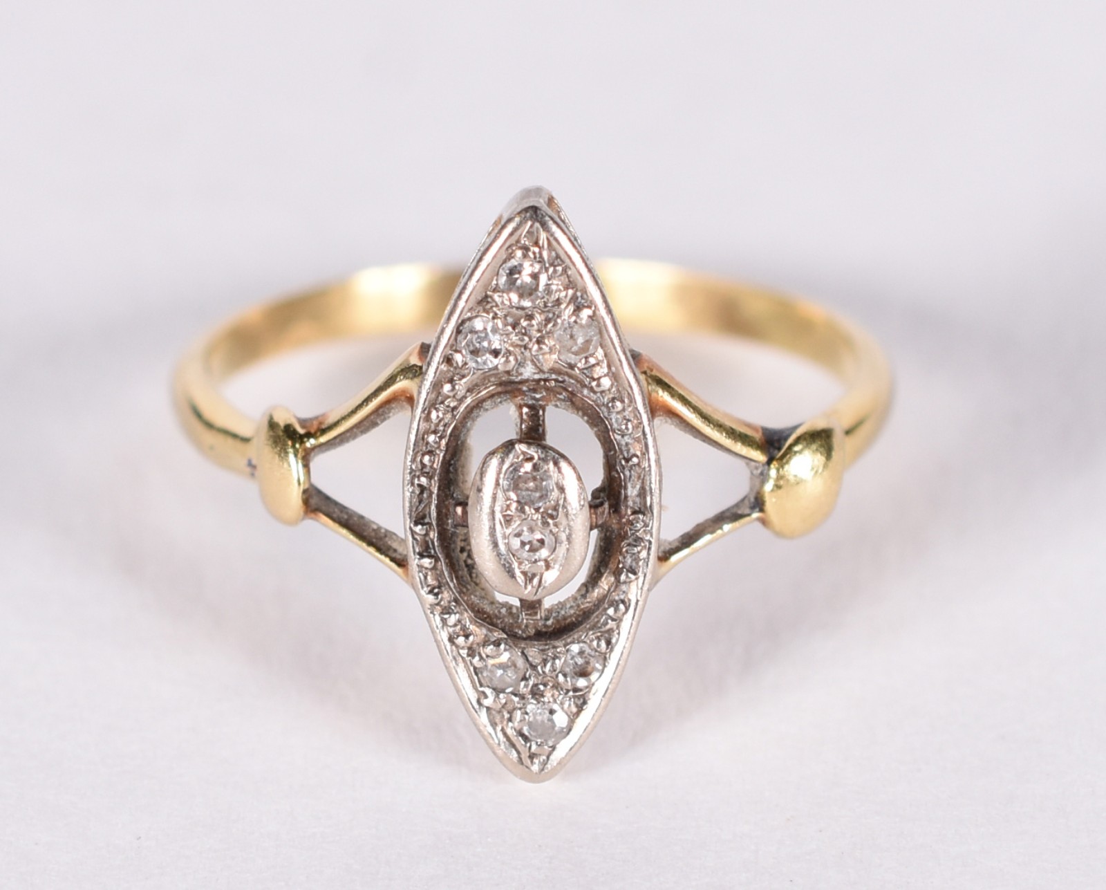 Anel de ouro 18 k com 3 brilhantes, aro 19 (Por motivos de segurança... - foto 1 de 4