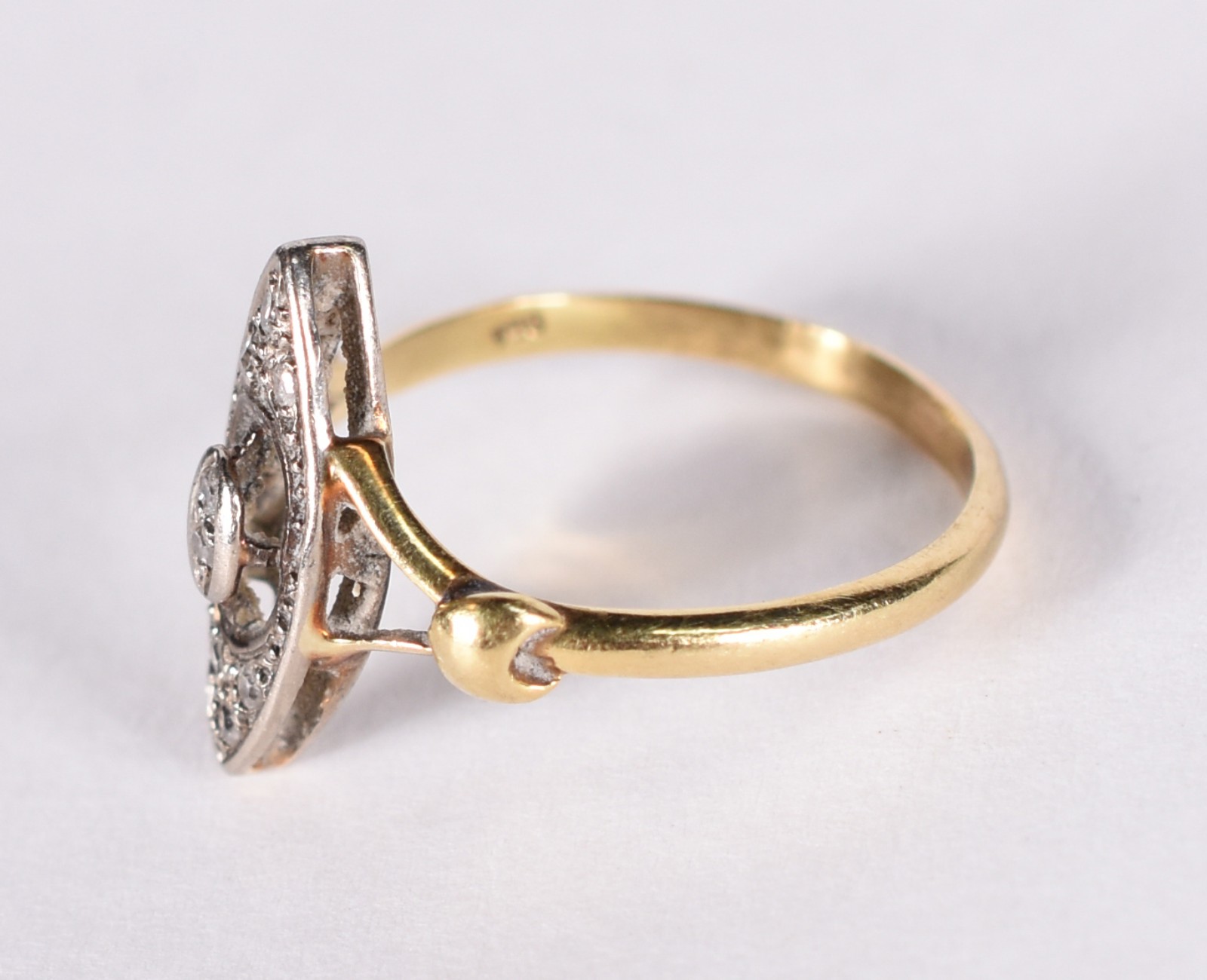 Anel de ouro 18 k com 3 brilhantes, aro 19 (Por motivos de segurança... - foto 2 de 4