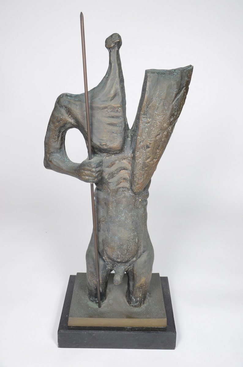 Escultura de bronze representando figura com lança. Altura total 1,12...