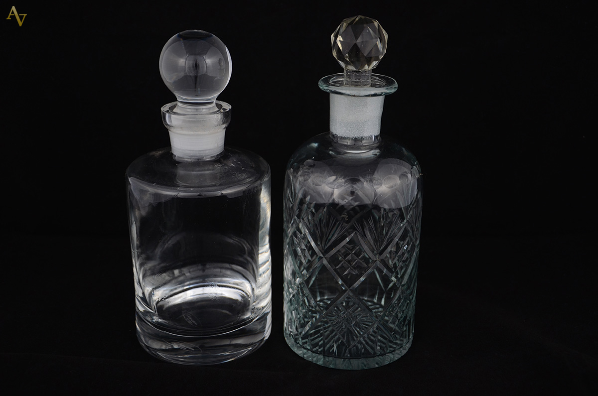 Duas garrafas redondas em demi cristal. Alt. 25 e 26 cm