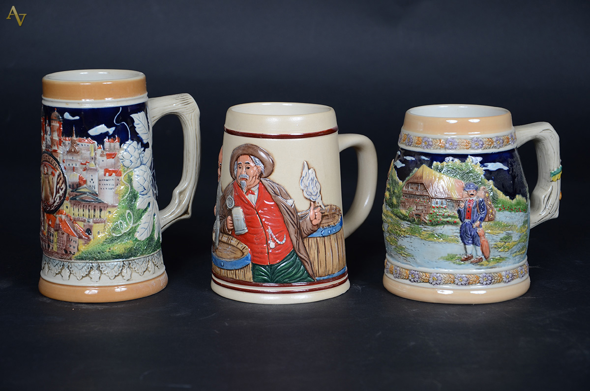 Conjunto de três tankards de cerâmica policromada. Alturas: 14 e 16 cm - foto 1 de 2