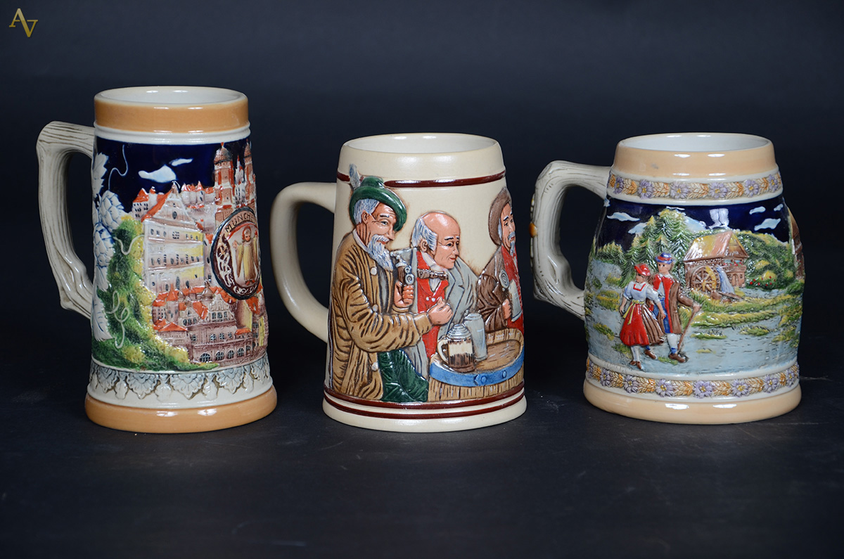 Conjunto de três tankards de cerâmica policromada. Alturas: 14 e 16 cm - foto 2 de 2