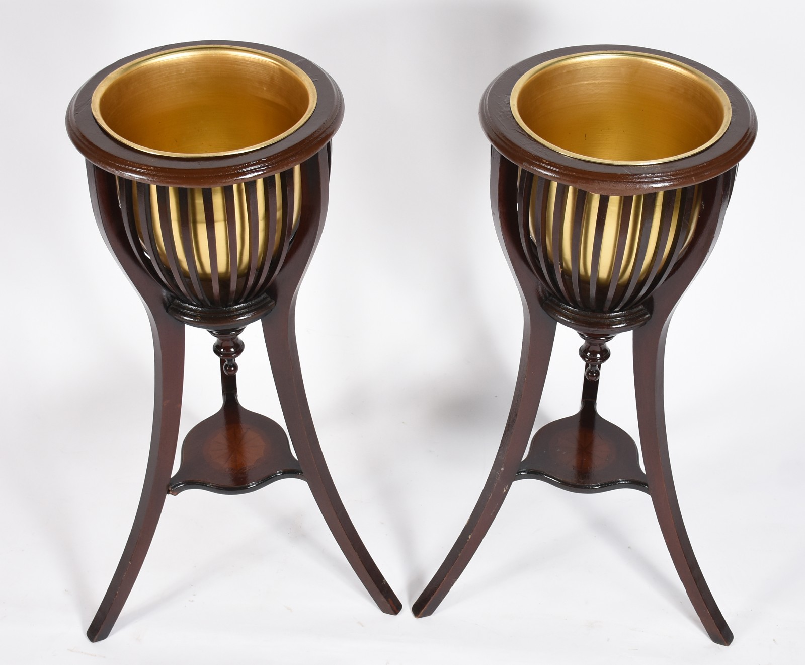 Par de wine cooler de madeira com recipiente interno de metal dourado. - foto 2 de 6