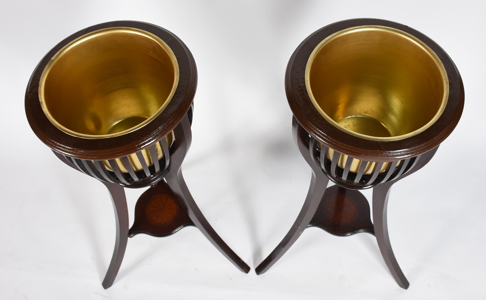 Par de wine cooler de madeira com recipiente interno de metal dourado. - foto 3 de 6