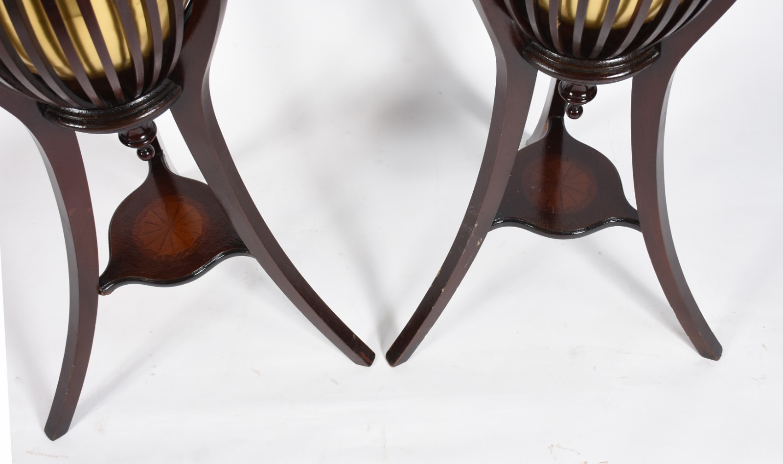 Par de wine cooler de madeira com recipiente interno de metal dourado. - foto 4 de 6