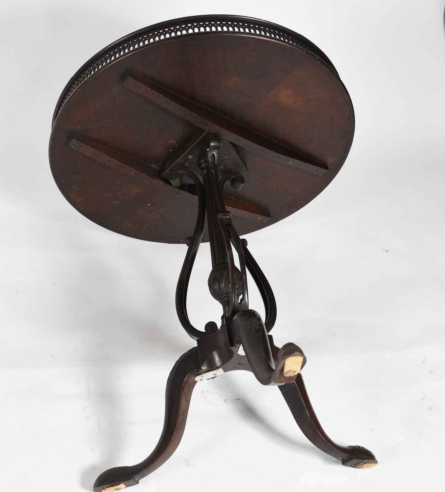 Elegante mesa "gueridon" de madeira nobre, formato redondo com... - foto 3 de 5