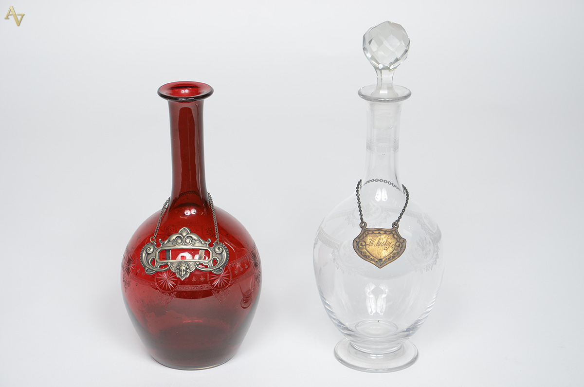 Duas garrafas de cristal Saint Louis lavrados com guirlandas, sendo...