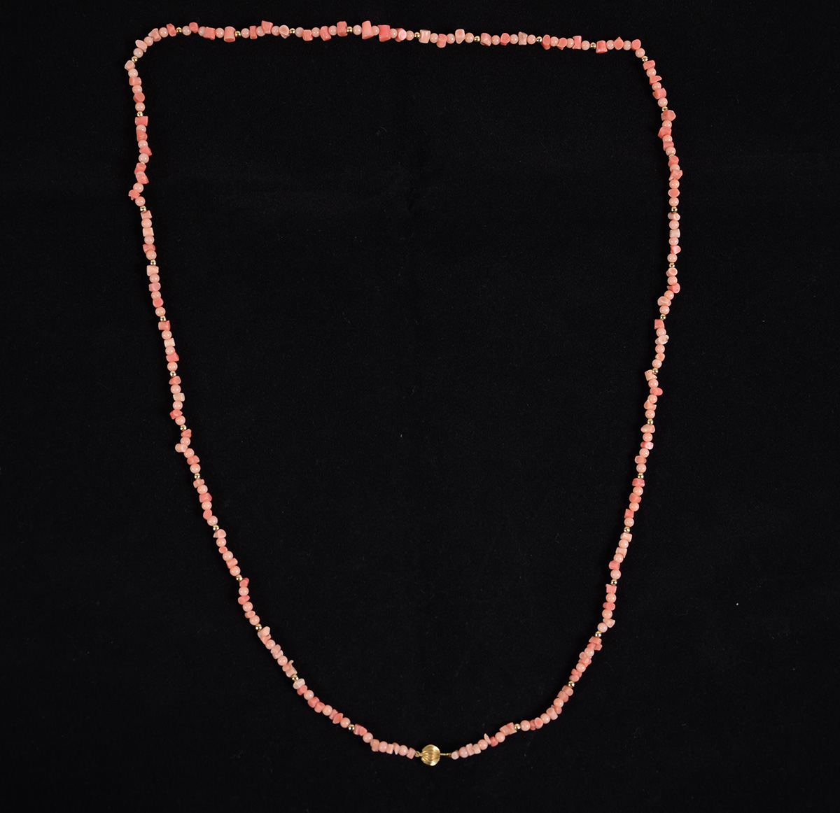 Colar de coral e bolas de ouro