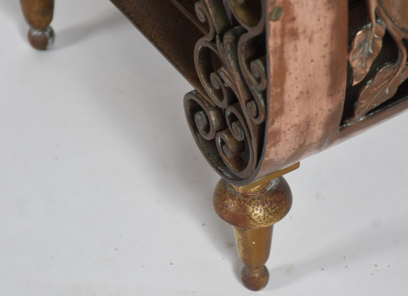 Revisteiro de metal ricamente trabalhado, laterais com figuras de... - foto 4 de 4