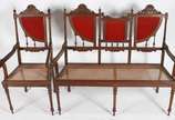Conjunto de sofá e cadeira de madeira nobre, as... - Conjunto de sofá e cadeira de madeira nobre, assentos de palhinha, encostos com parte estofada e forrada com tecido vermelho e pinos torneados. ...