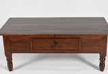 Mesa de centro de madeira nobre, estilo colonia... - Mesa de centro de madeira nobre, estilo colonial brasileiro, com uma gaveta e pernas torneadas.