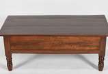 Mesa de centro de madeira nobre, estilo colonia... - Mesa de centro de madeira nobre, estilo colonial brasileiro, com uma gaveta e pernas torneadas.