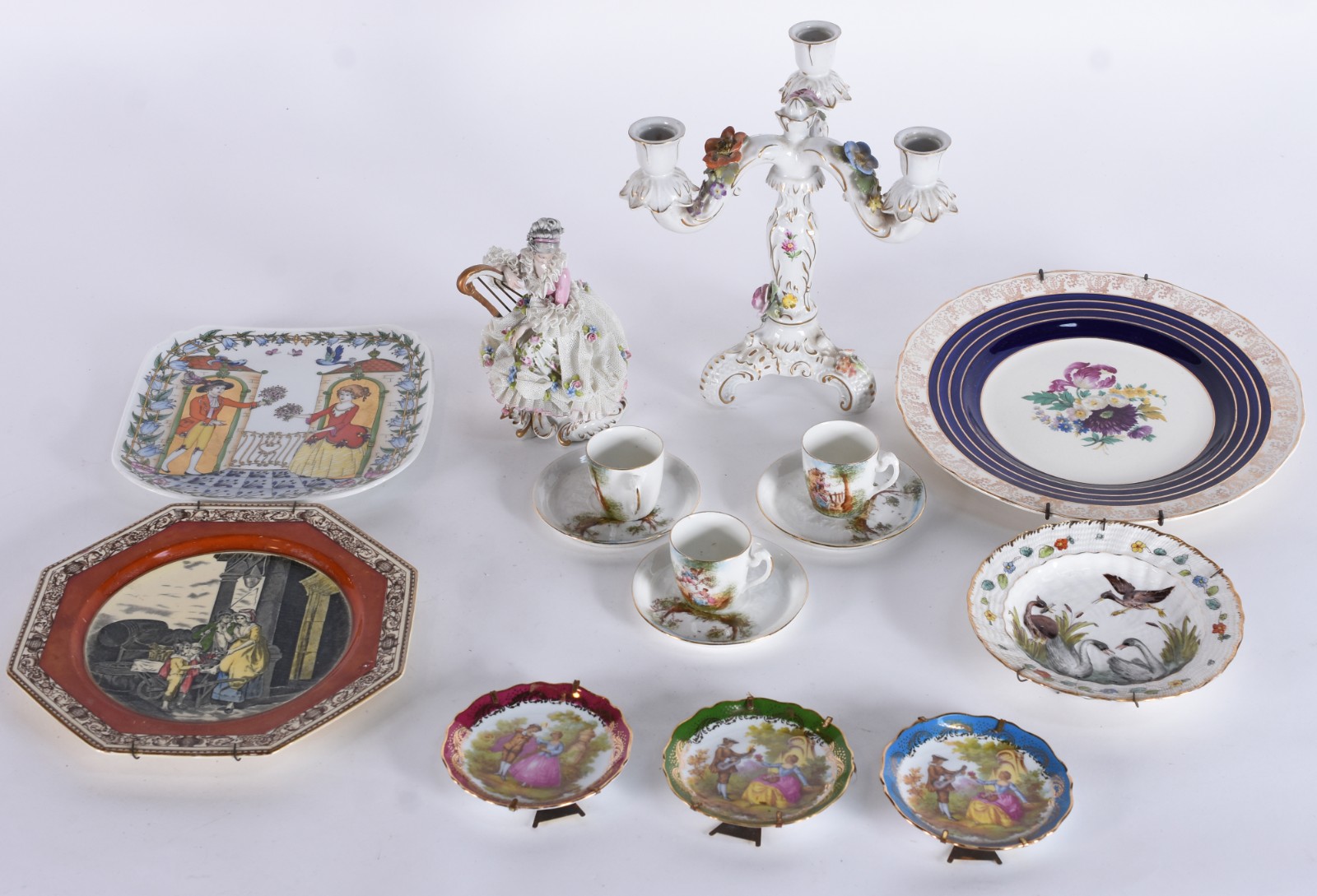 Diversas peças de porcelana, sendo: candelabro para 3 velas com... - foto 1 de 9