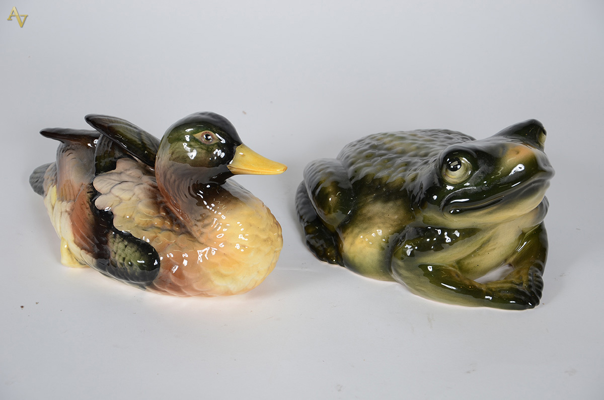 Duas esculturas em faiança representando sapo e pato. Medidas: 32 x... - foto 2 de 2