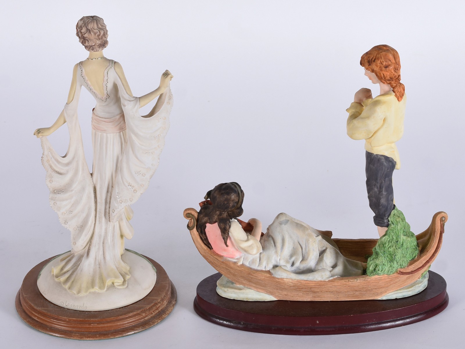 Duas estatuetas de resina policromada representando Casal na gôndola... - foto 5 de 9