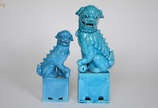 Dois cães de Fó de porcelana oriental azul turq... - Dois cães de Fó de porcelana oriental azul turquesa. Alturas: 26 e 35 cm