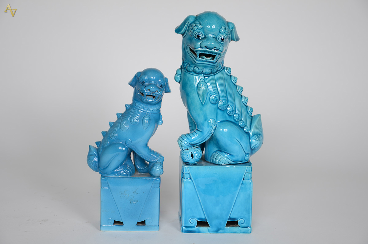 Dois cães de Fó de porcelana oriental azul turquesa. Alturas: 26 e 35... - foto 1 de 2