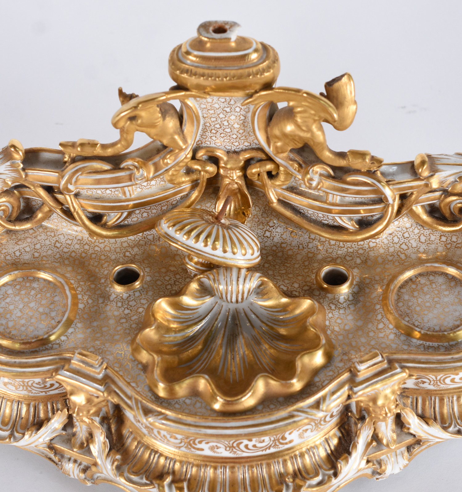 Tinteiro de porcelana européia branca com rico trabalho em dourado... - foto 3 de 6