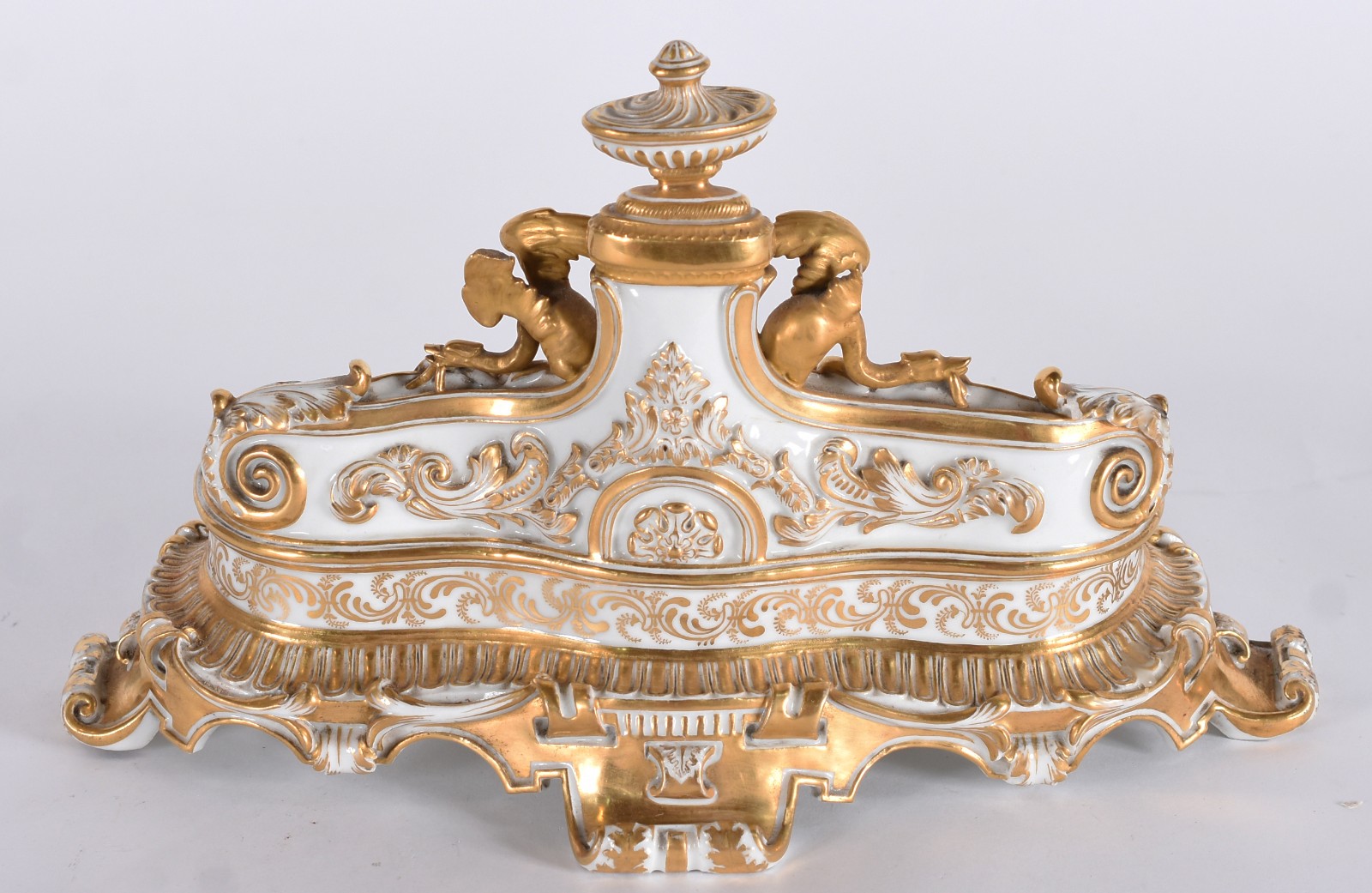 Tinteiro de porcelana européia branca com rico trabalho em dourado... - foto 4 de 6