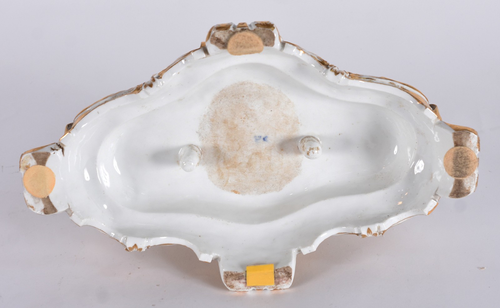 Tinteiro de porcelana européia branca com rico trabalho em dourado... - foto 5 de 6
