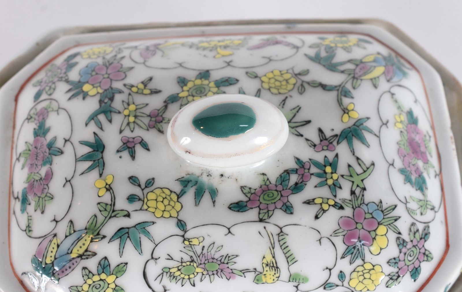 Bowl oitavado de porcelana oriental com figuras e folhagens em... - foto 4 de 5