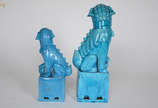 Dois cães de Fó de porcelana oriental azul turq... - Dois cães de Fó de porcelana oriental azul turquesa. Alturas: 26 e 35 cm