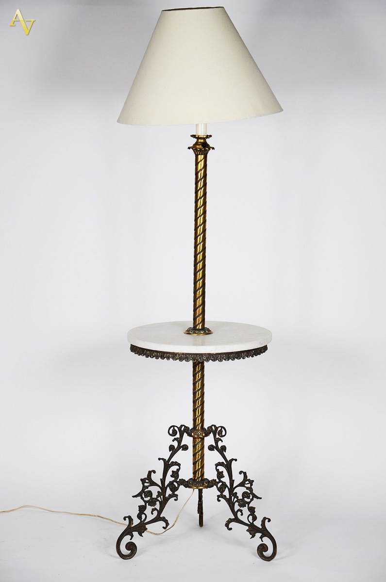 Luminária de pé em metal dourado com mesa de mármore acoplado...