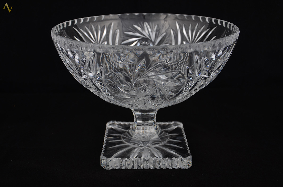 Fruteira em cristal theco com pé alto e base quadrada. Altura: 19 cm