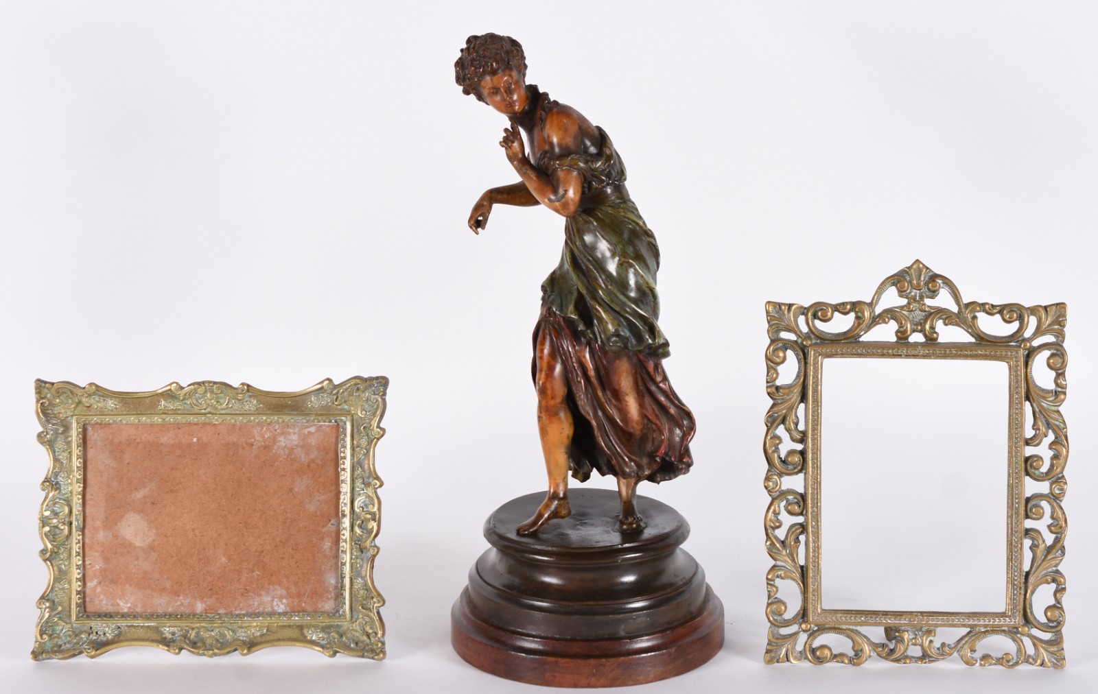 Três peças diversas, sendo: escultura de metal representando figura... - foto 1 de 4