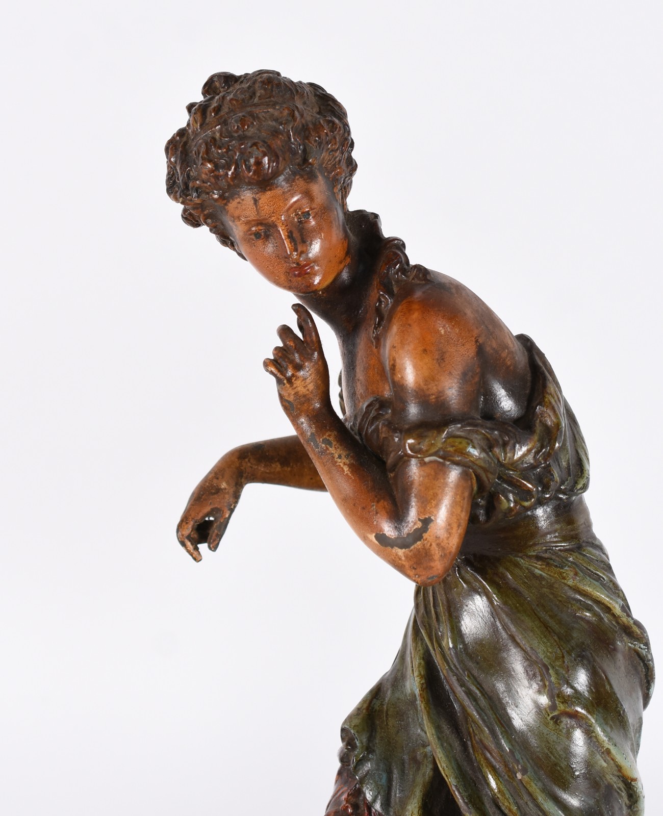 Três peças diversas, sendo: escultura de metal representando figura... - foto 2 de 4