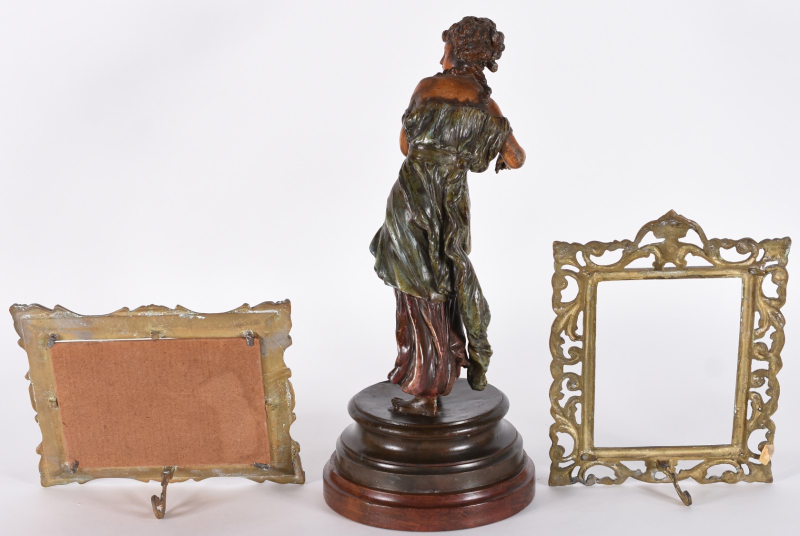Três peças diversas, sendo: escultura de metal representando figura... - foto 3 de 4