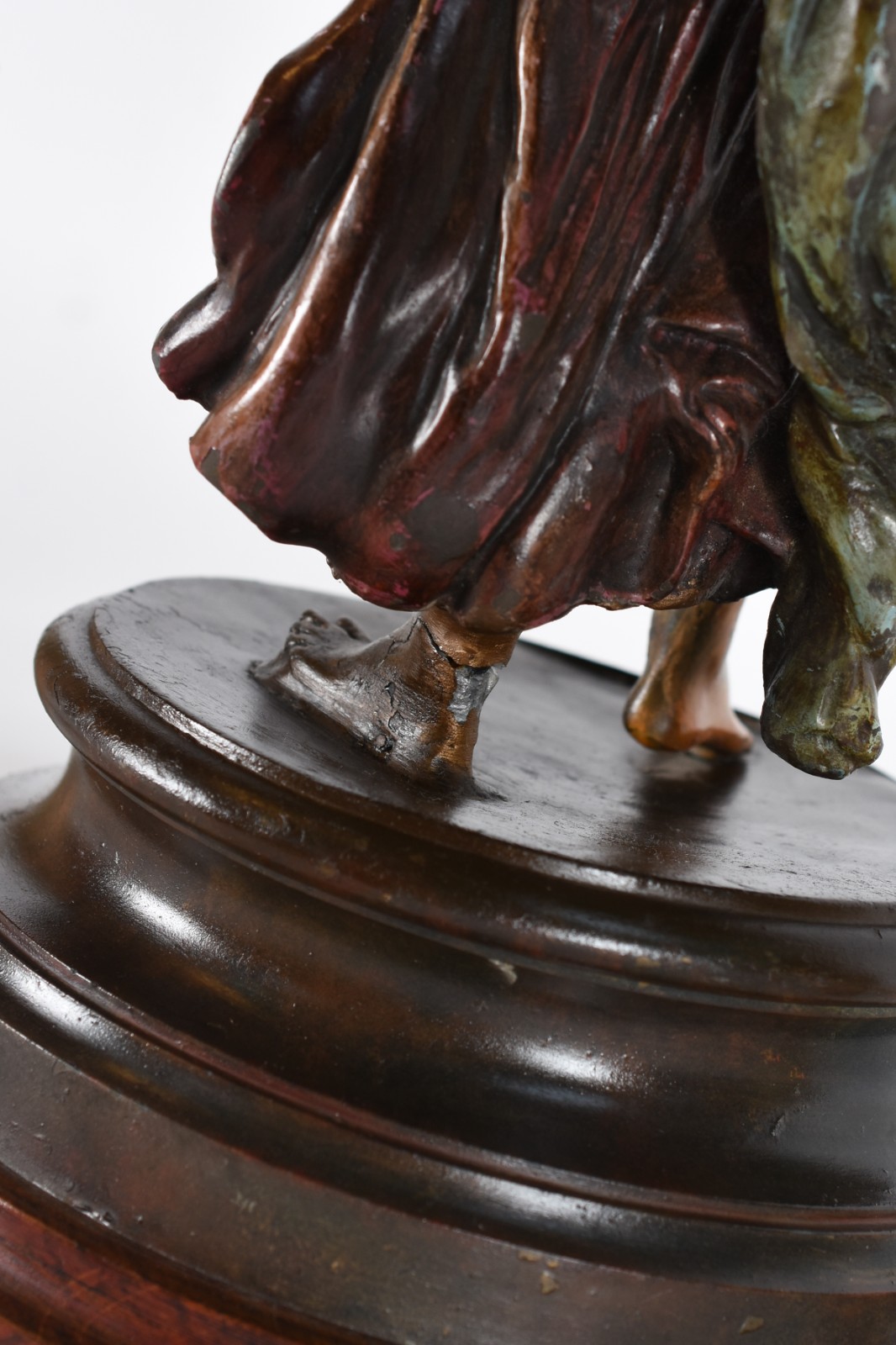 Três peças diversas, sendo: escultura de metal representando figura... - foto 4 de 4
